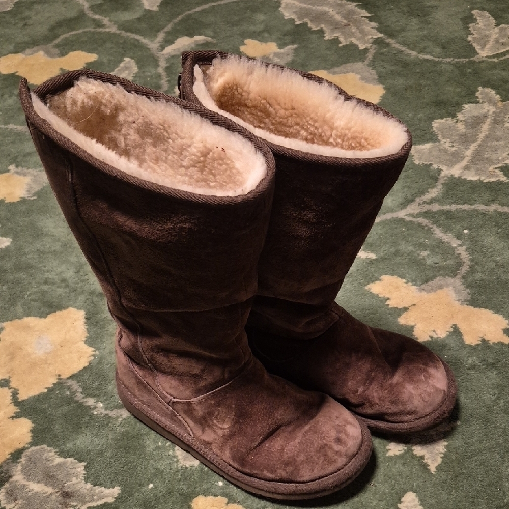 UGG Brown Winter Boots with Cream Lining - Picture 1 of 10